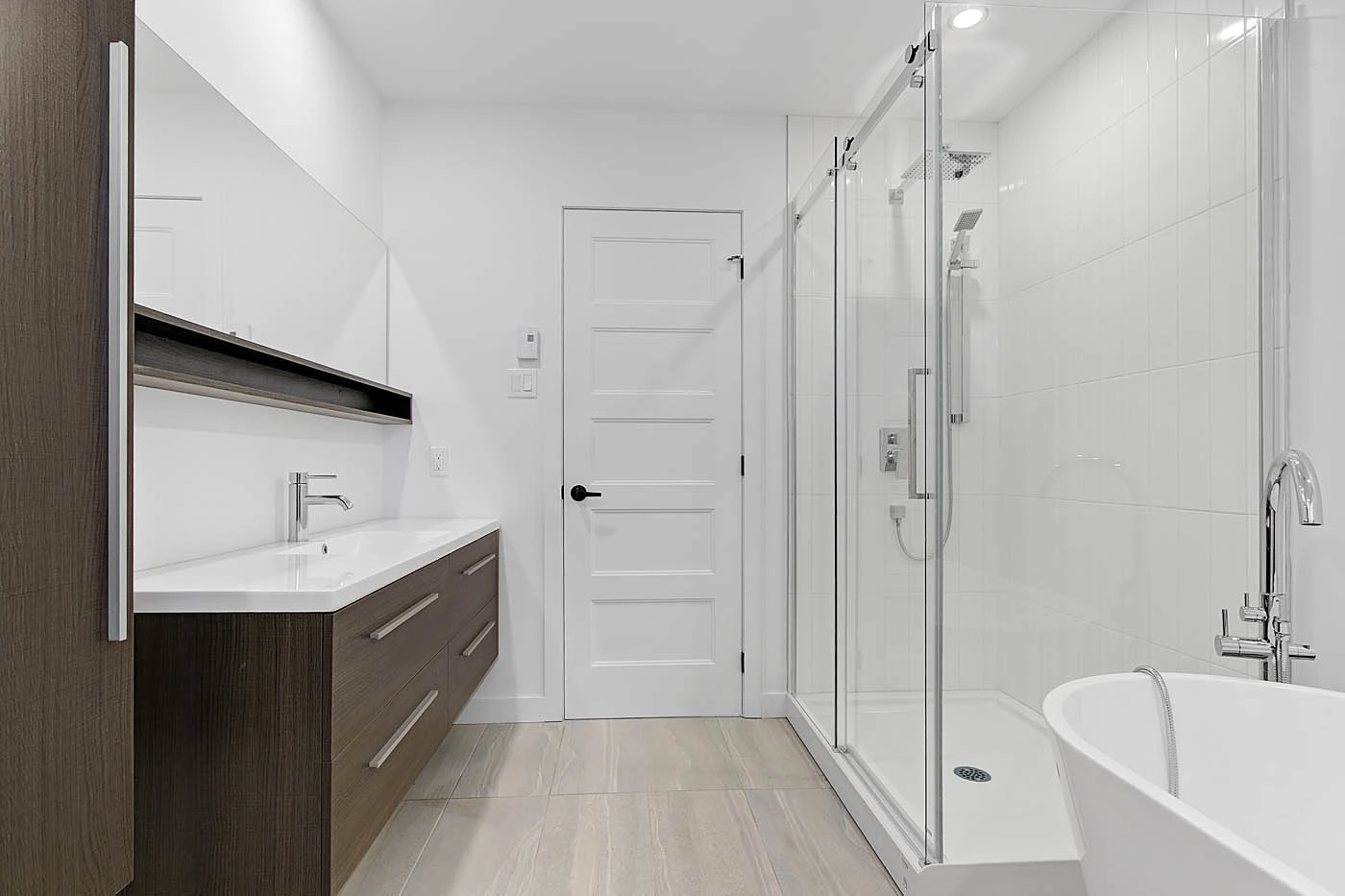 Salle de bain rénovée par Roberge et Fils, avec des installations modernes, des carreaux élégants et des finitions soignées.
