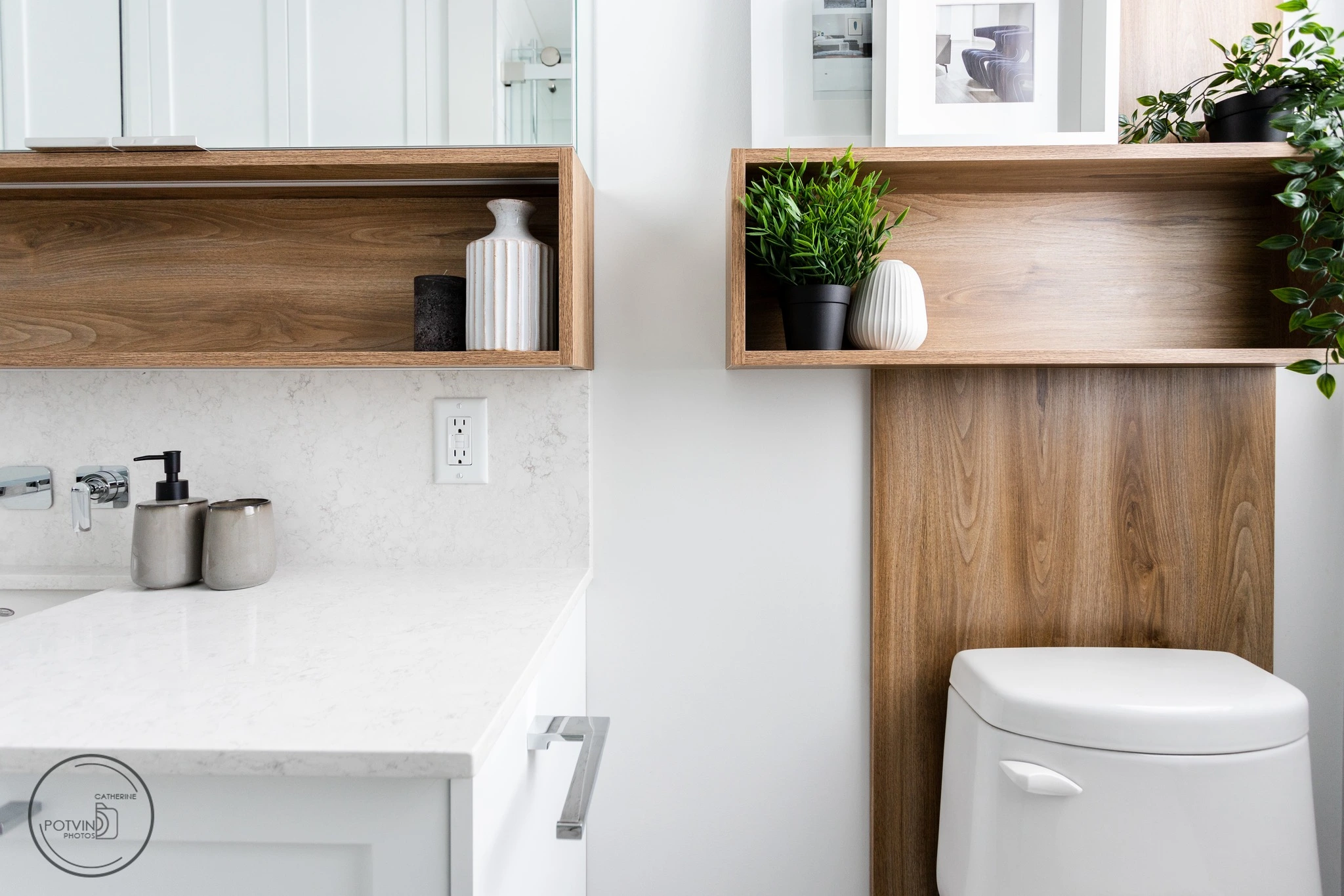 Rénovation de rangement dans une salle de bain par Roberge et Fils à Québec, avec des étagères pratiques, des armoires sur mesure et un espace bien organisé.