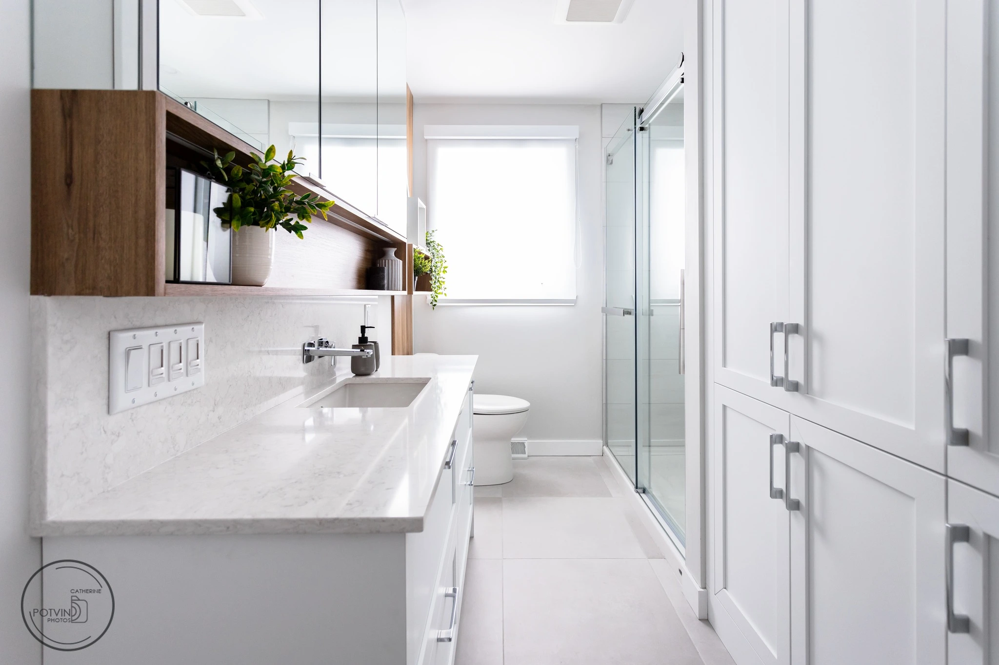 Salle de bain rénovée par Roberge et Fils à Québec, avec des éléments modernes, des matériaux de qualité et un design élégant.