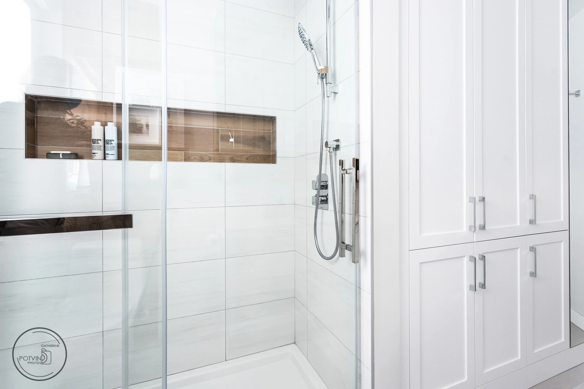 Salle de bain rénovée avec un design moderne et personnalisé par Roberge et Fils à Québec.
