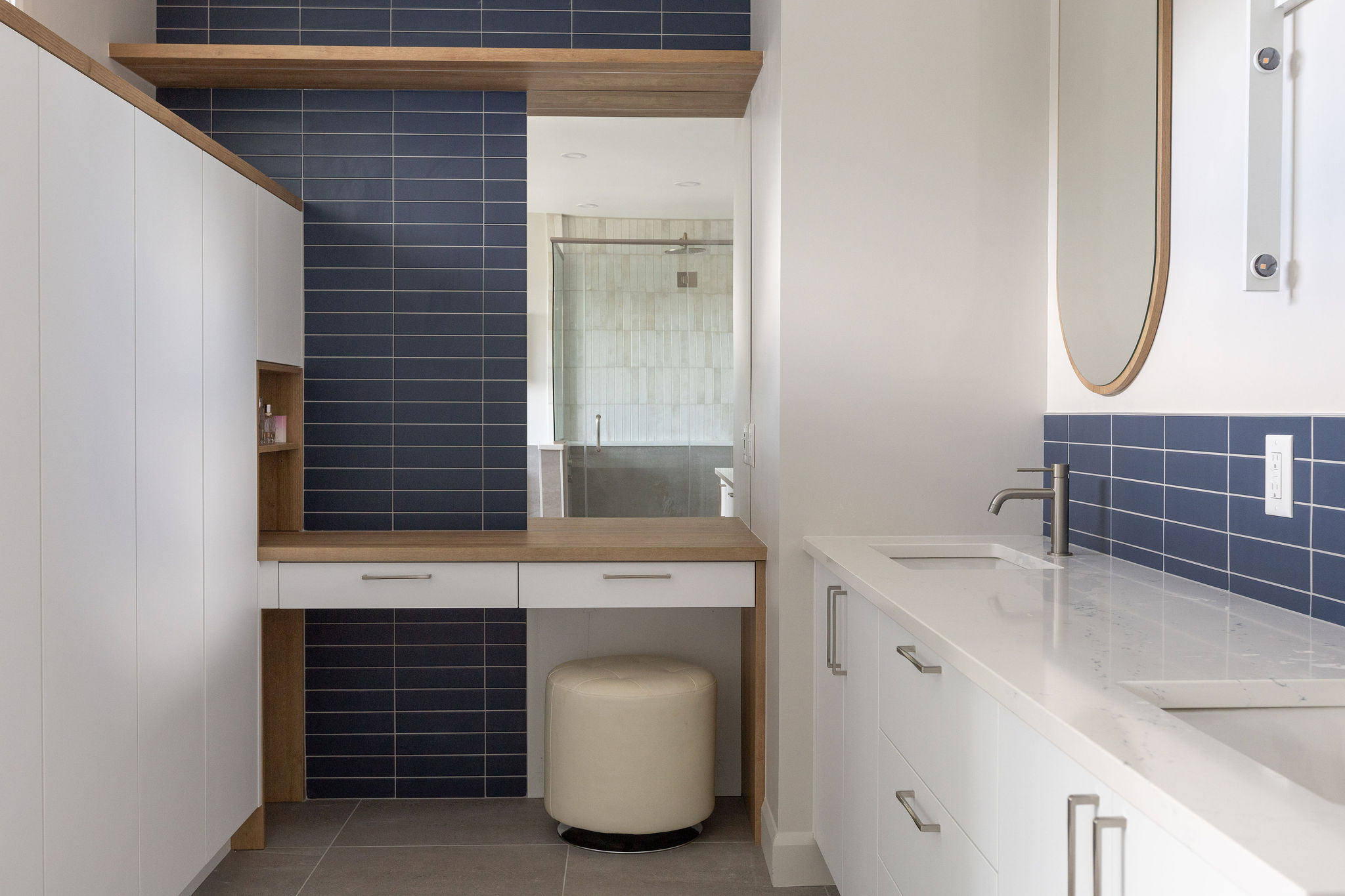 Pose de céramique dans une salle debain