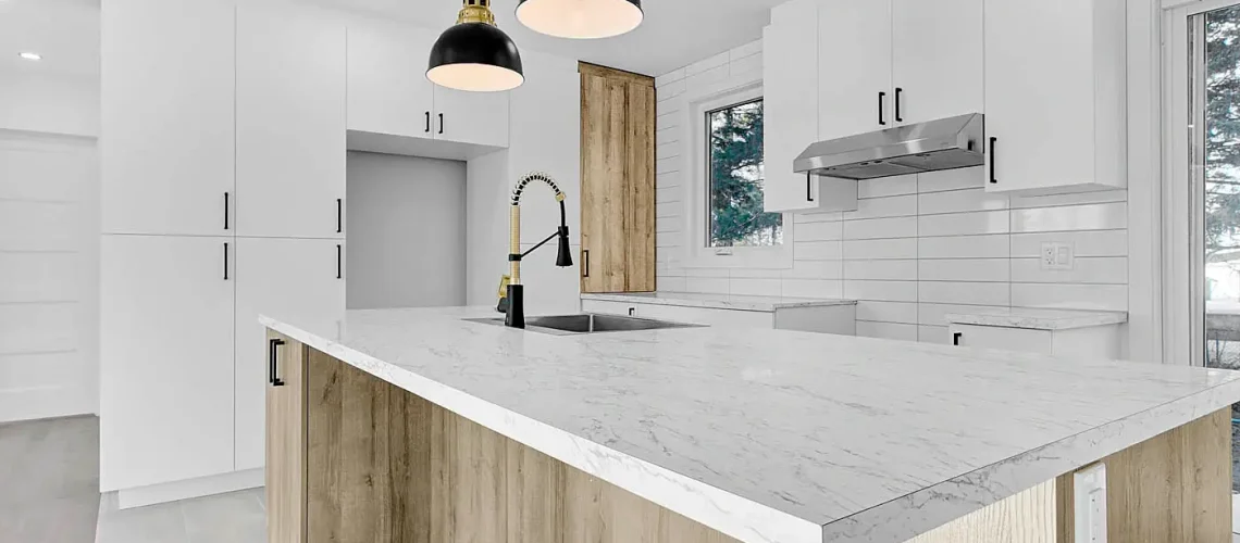 Cuisine combinant des éléments blancs et en bois, offrant un design moderne et chaleureux avec des finitions épurées.