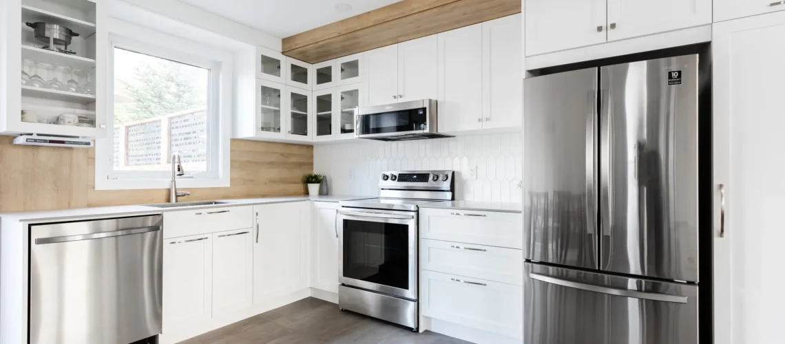 Cuisine rénovée par Roberge et Fils avec des éléments métalliques modernes, combinant design industriel et fonctionnalité.