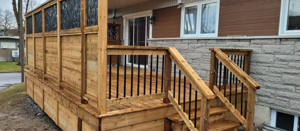 Patio spacieux avec des matériaux en bois élégant, créant un espace extérieur fonctionnel et accueillant.