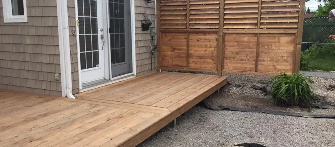 Terrasse moderne avec un revêtement en composite, idéale pour recevoir des invités et profiter du plein air.