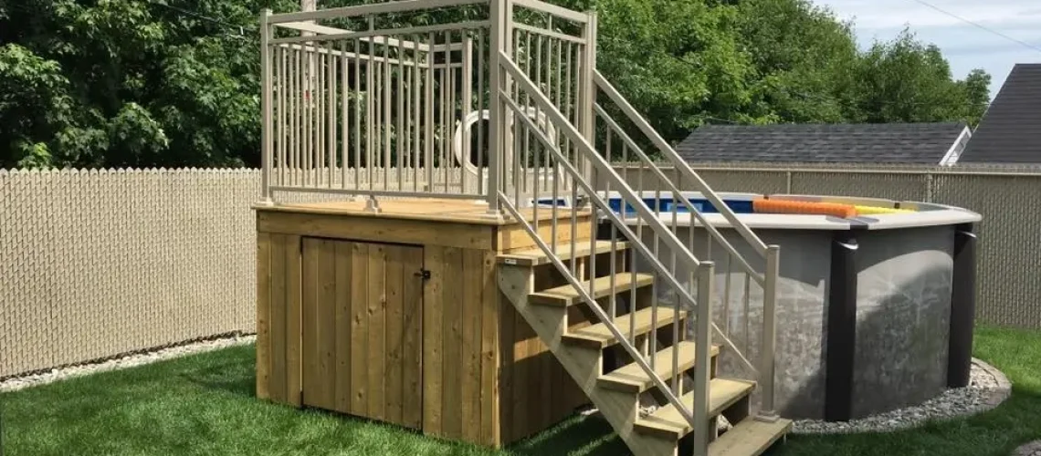 Petit patio cosy avec des bancs intégrés et un éclairage d'ambiance pour une atmosphère intime.