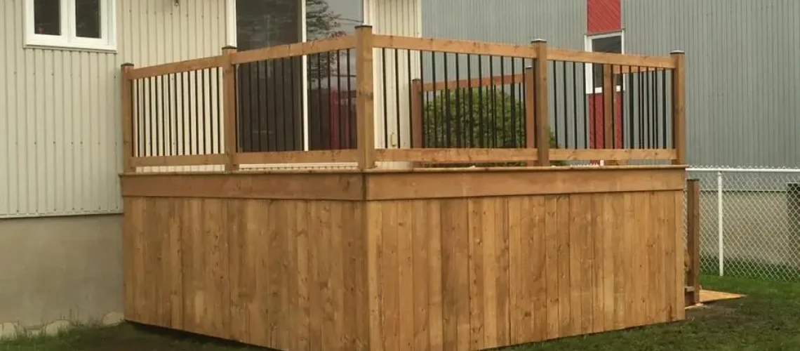 Patio en pierre naturelle, avec un design élégant et une intégration harmonieuse dans le jardin