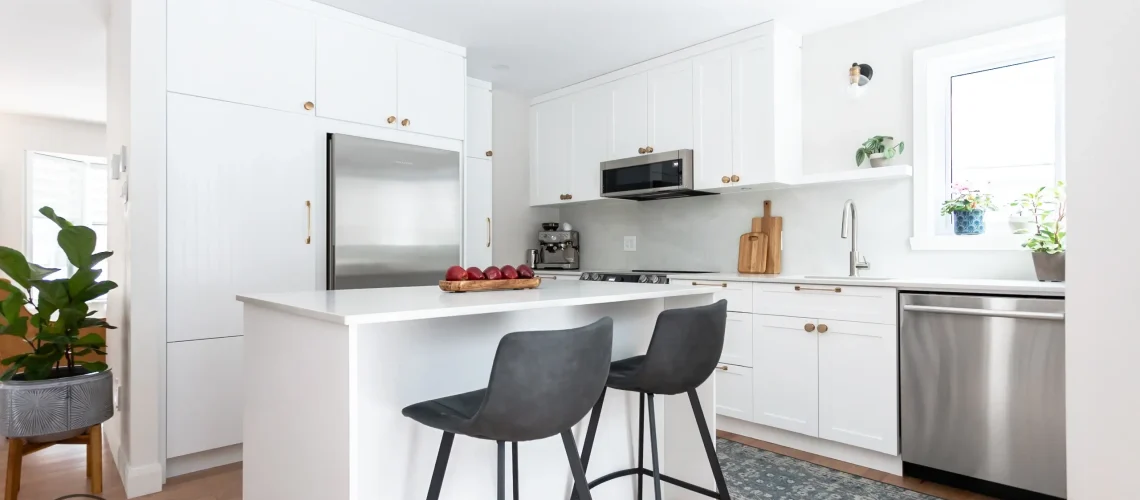 Cuisine rénovée à La Printanière par Roberge et Fils, avec un design moderne et des matériaux de qualité.