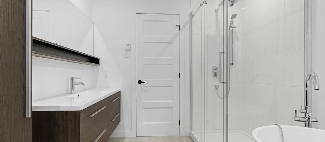 Salle de bain rénovée par Roberge et Fils, avec des installations modernes, des carreaux élégants et des finitions soignées.