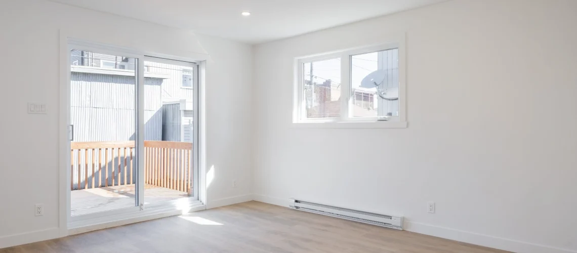 Rénovation d'un espace de vie dans un condo, avec des matériaux modernes et une décoration soignée