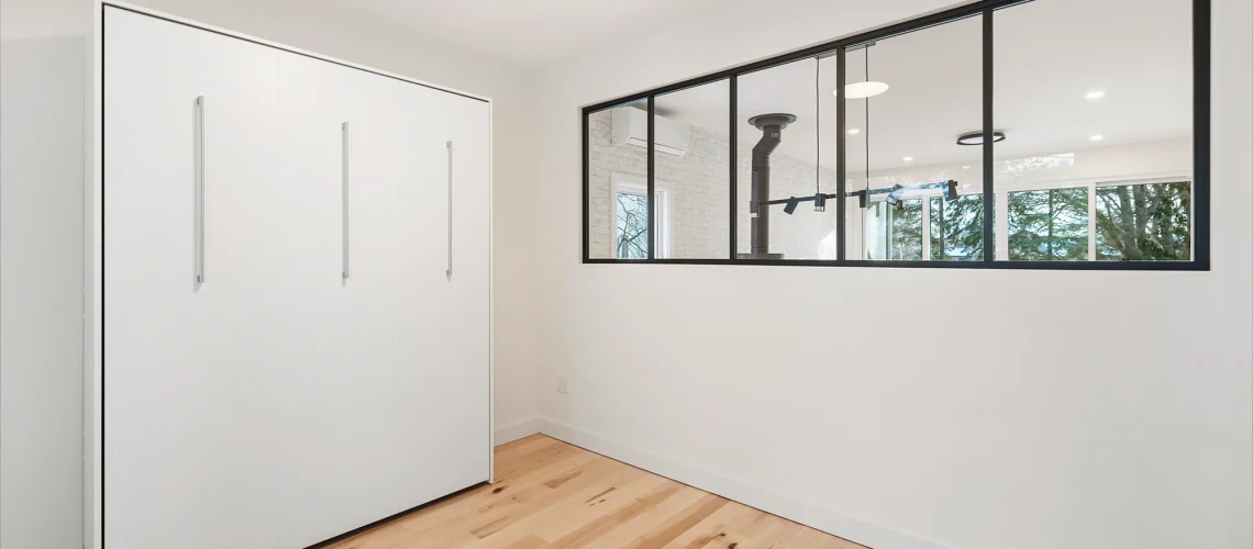 Salon avec une cheminée contemporaine et un design épuré, créant un espace convivial et élégant.