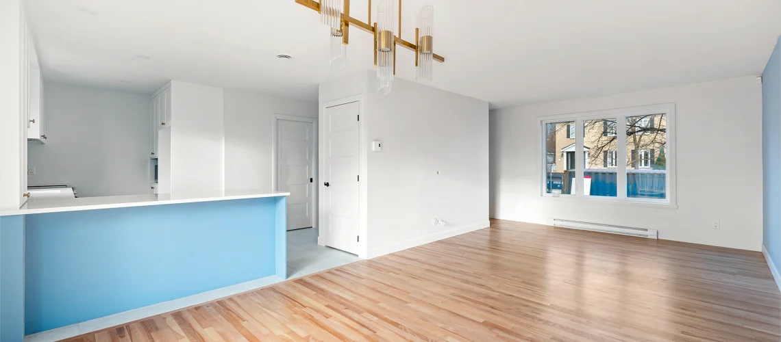 Rénovation d'une salle de bain avec une baignoire autoportante et des finitions haut de gamme.