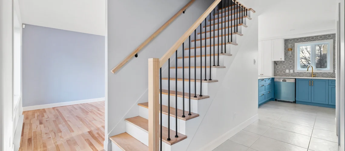 Chambre à coucher rénovée dans un style minimaliste, avec des murs clairs et des meubles épurés.