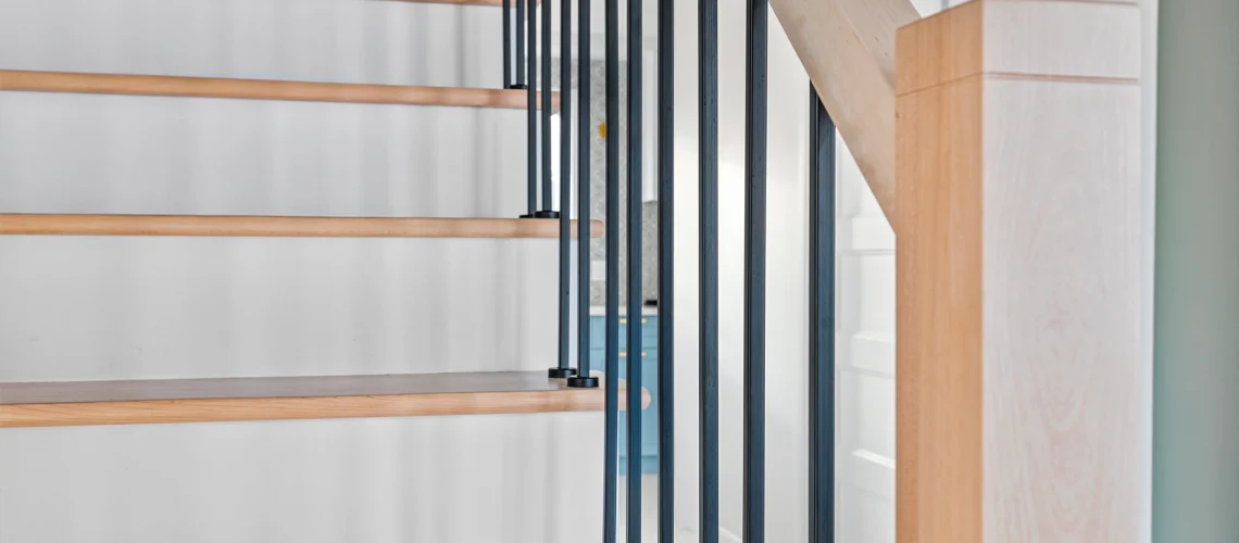 Rénovation d'une chambre de condo avec des matériaux modernes et des solutions de rangement intelligentes.