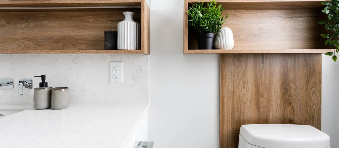 Rénovation de rangement dans une salle de bain par Roberge et Fils à Québec, avec des étagères pratiques, des armoires sur mesure et un espace bien organisé.