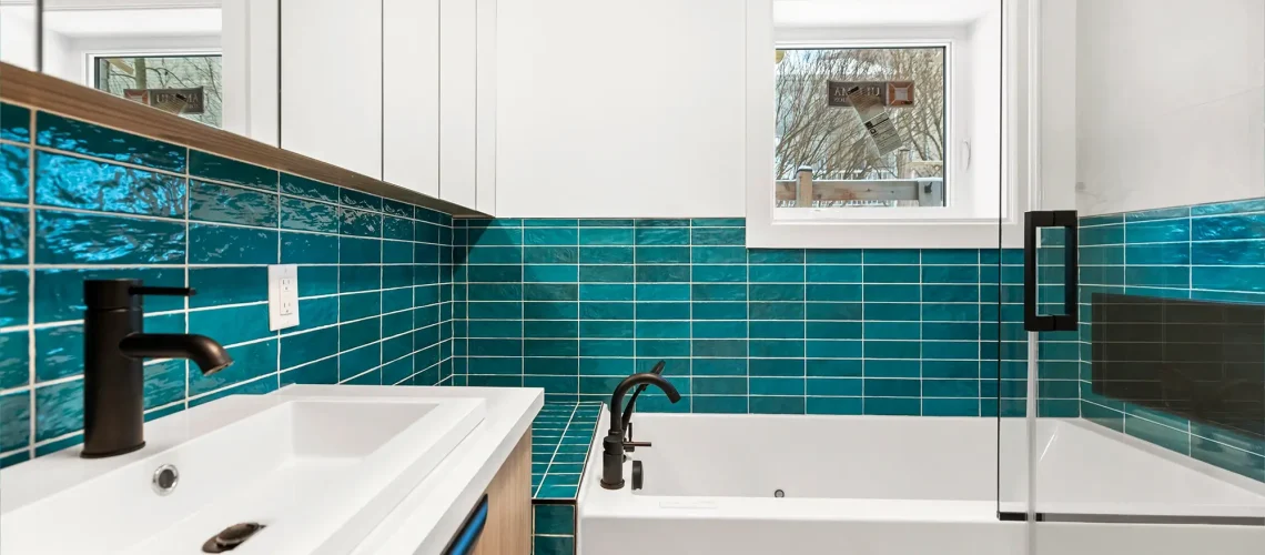 Salle de bain avec des carreaux de métro modernes, un meuble vasque design et un miroir éclairé.