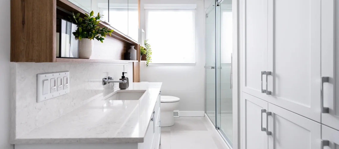 Salle de bain rénovée par Roberge et Fils à Québec, avec des éléments modernes, des matériaux de qualité et un design élégant.