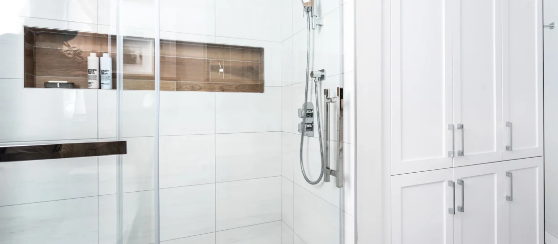 Salle de bain rénovée avec un design moderne et personnalisé par Roberge et Fils à Québec.