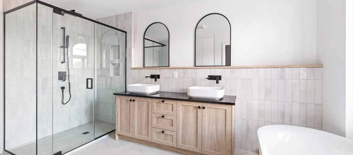 Salle de bain rénovée avec des matériaux naturels, une grande douche et une décoration zen.