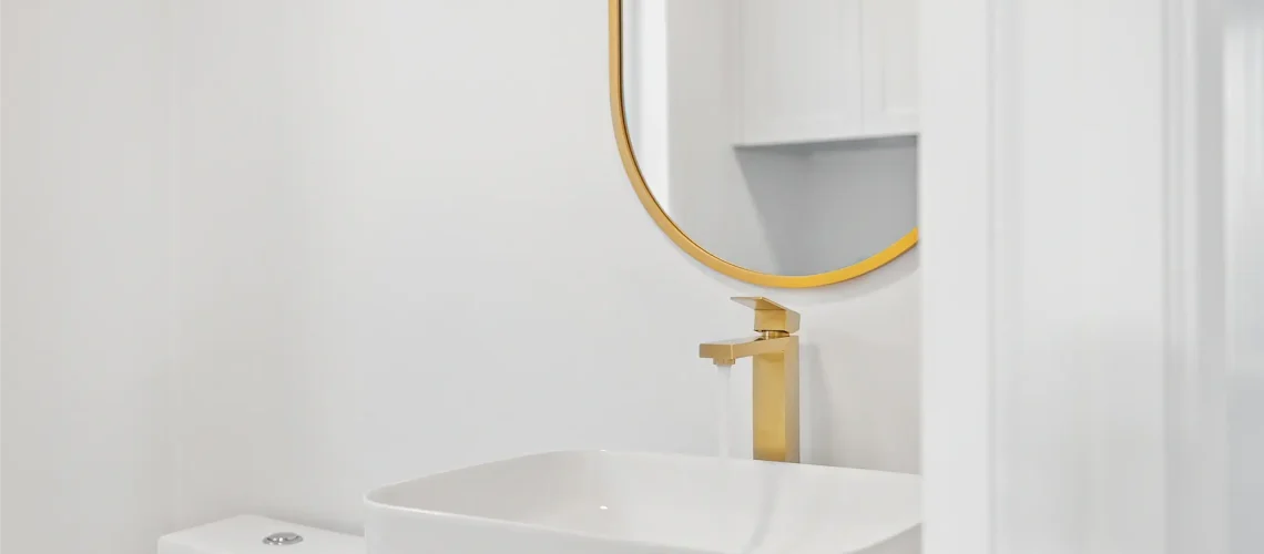 Salle de bain transformée avec un sol chauffant, une baignoire confortable et une douche ouverte.