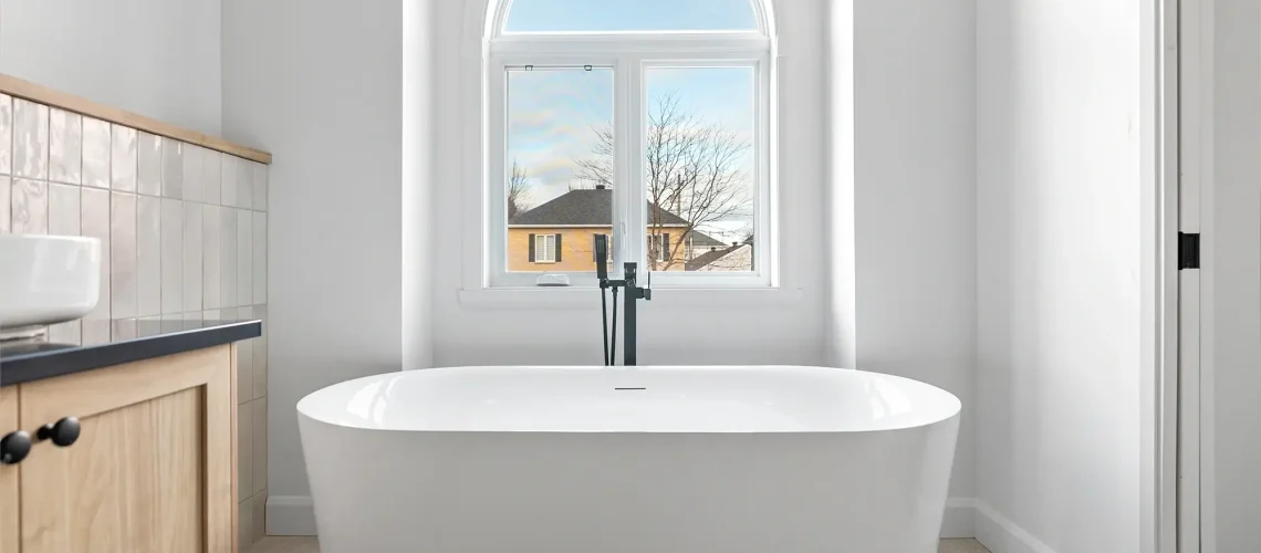 Salle de bain rénovée avec des armoires sur mesure, une douche spacieuse et un sol en pierre naturelle.