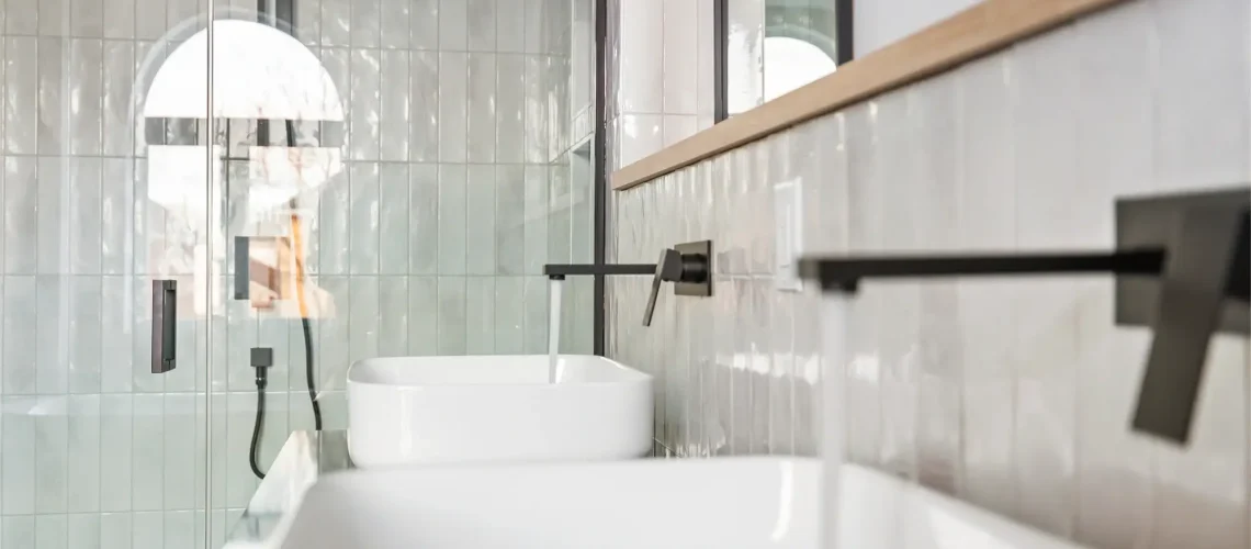 Salle de bain contemporaine avec des sols en carrelage grand format et une douche vitrée.