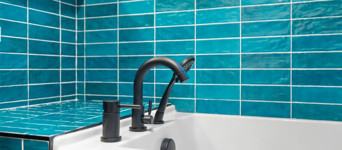 Salle de bain lumineuse avec des couleurs neutres, une baignoire encastrée et un design minimaliste.