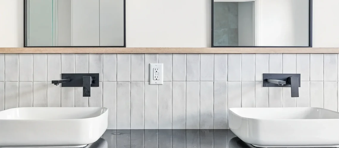 Salle de bain de luxe rénovée avec des finitions en marbre, une douche à effet pluie et un éclairage sophistiqué.
