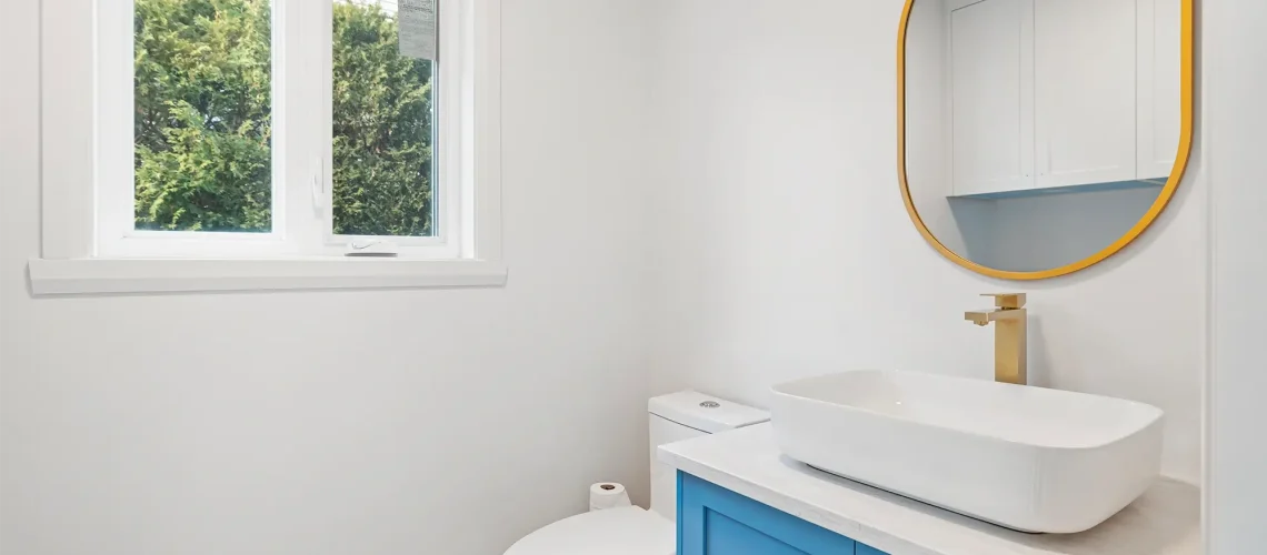 Salle de bain avec un design épuré, des éléments en bois naturel et une grande douche.