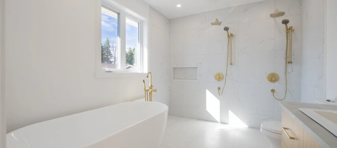 Salle de bain avec des éléments en bois chaleureux, une baignoire sur pieds et des accessoires design.